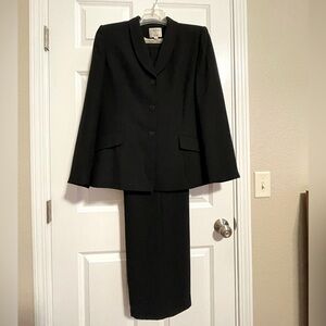 Women’s LeSuit black 2-piece lined pantsuit, size 14.